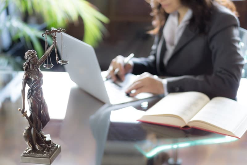 مشاوره حقوقی تلفنی و آنلاین با وکیل